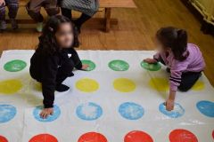 jeu-mains-couleurs